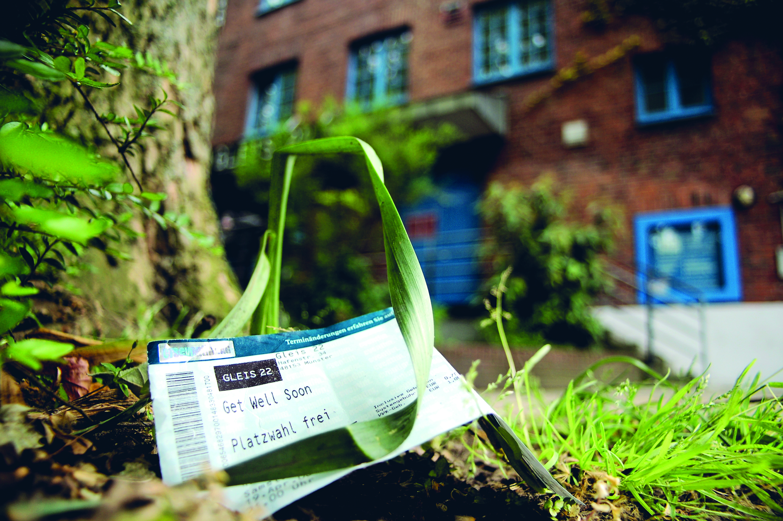 Ein Ticket von Get Well Soon liegt vor dem Gleis22 in Münster (Foto: Oliver Brand)